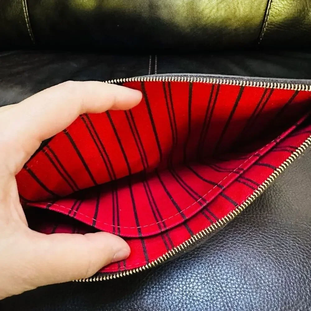 Louis Vuitton Neverfull GM Pouch - Picture 9 of 9